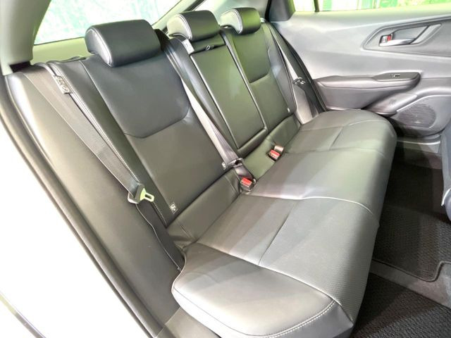 後部座席も気になるようなキズ・汚れやへたり等、大きなダメージはなく、良好な状態です。