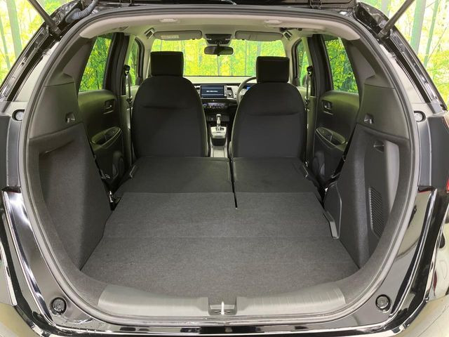 ���i�̂���������ʋ΁A���}���ɏ\���ȉ׎��X�y�[�X���m�ۂ��Ă���܂��B�Z�J���h�V�[�g��|���ƁA�傫�ȉו��̐ύڂ��\�ł���