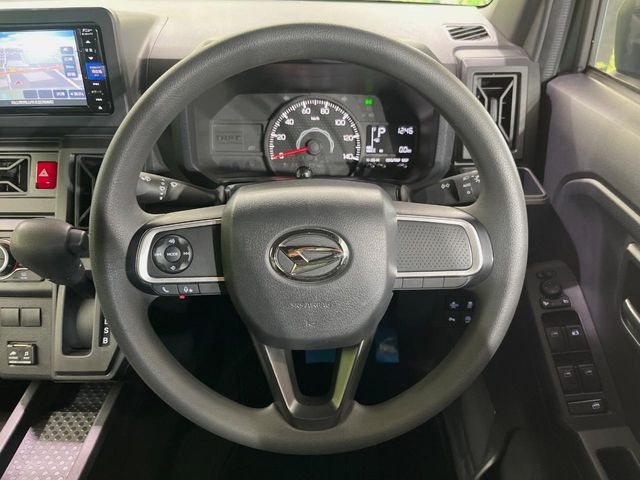 �C���e���A�ɍ��킹���f�U�C���̃X�e�A�����O�́A�^�]�������̂��Ƃ��l���A�^�]���₷���`��A�傫���ł��B�����x�A���ۂɐG���Ă��m���߂��������B