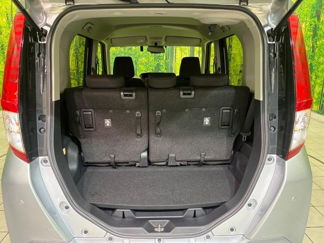 ���i�̂���������ʋ΁A���}���ɏ\���ȉ׎��X�y�[�X���m�ۂ��Ă���܂��B�Z�J���h�V�[�g��|���ƁA�傫�ȉו��̐ύڂ��\�ł���