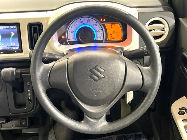 �C���e���A�ɍ��킹���f�U�C���̃X�e�A�����O�́A�^�]�������̂��Ƃ��l���A�^�]���₷���`��A�傫���ł��B�����x�A���ۂɐG���Ă��m���߂��������B