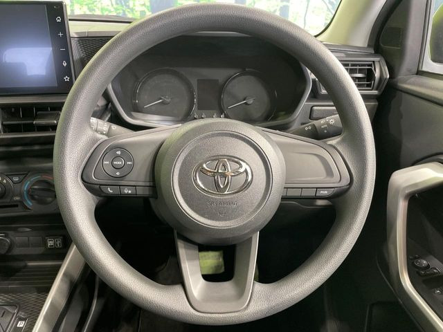 �C���e���A�ɍ��킹���f�U�C���̃X�e�A�����O�́A�^�]�������̂��Ƃ��l���A�^�]���₷���`��A�傫���ł��B�����x�A���ۂɐG���Ă��m���߂��������B