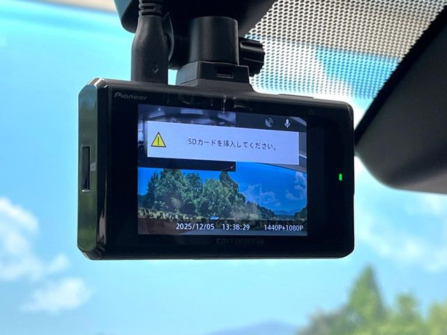 【ドライブレコーダー】安心・安全なカーライフに必須のドライブレコーダーを装備!走行中はもちろん、あおり運転や事故に遭遇した際の状況も映像で記録し、万一のリスクに備えます。