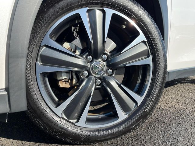 �y����18�C���`�A���~�z�C�[���z�����z�C�[���𑕒��B���s���\�̌���ɉ����A�O�ς����X�^�C���b�V���ɂȂ��Ă��܂��B