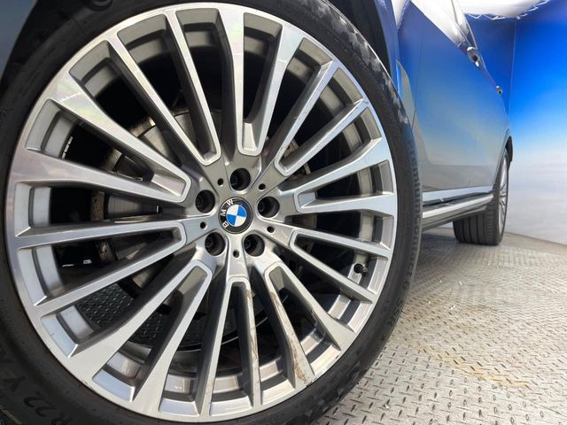 ●純正22インチアルミホイール:輸入車ならではの卓越した走りを支えるホイールと足回りです!日本車の走りに慣れている方にもぜひ体感して頂きたいほど、高いレベルでまとまっています!