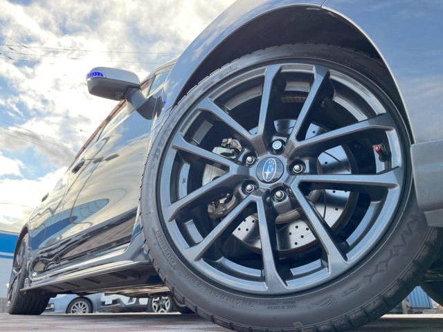 �y����18�C���`�A���~�z�C�[���z�O�ςɃ}�b�`���������A���~�z�C�[���𑕒����Ă���܂��B�e��ЊO�A���~�z�C�[����A�X�^�b�h���X�^�C�����戵�����Ă���܂��B���񂲑��k����������