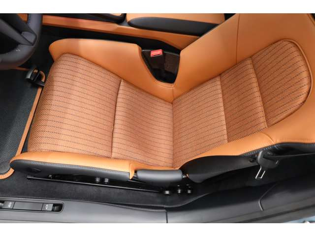 ���_����992�̐݌v�ɁA�N���V�b�N911���v�킹��V���v���ŋ@�\�I�ȃC���e���A���Z���B���R�z�C�G���W����6MT�ɂ҂�����̃s���A�ȋ�Ԃ����͂ł��B