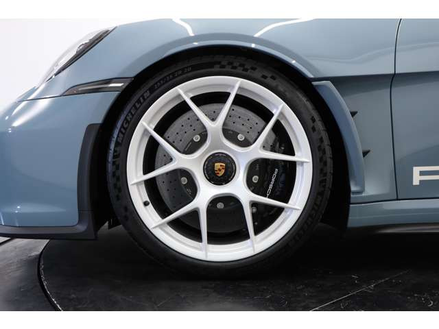 S/T��p�݌v�̌y�ʃz�C�[�����ۗ���1��B�y�ʉ��ɂ��n���h�����O�̃L���͔� �Q�ŁA4.0L NA&times;6MT�̃|�e���V�������ő���Ɉ����o���܂��B