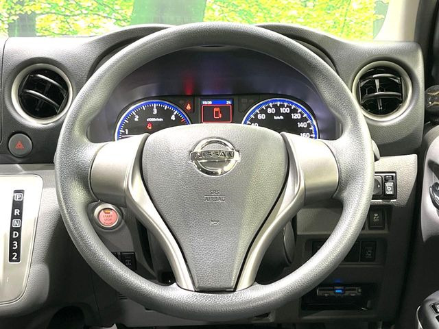 �C���e���A�ɍ��킹���f�U�C���̃X�e�A�����O�́A�^�]�������̂��Ƃ��l���A�^�]���₷���`��A�傫���ł��B�����x�A���ۂɐG���Ă��m���߂��������B