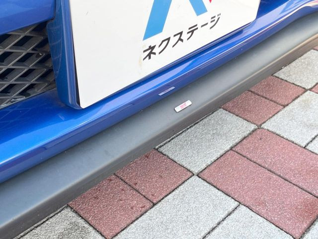 �ySTI�X�^�C���p�b�P�[�W�z�t�����g�E�T�C�h�E���A��STI�̃G�A���œ���B�O�ς̃X�|�[�e�B�[�����ۗ������Ă���邾���łȂ��A�������s���̋�̓o�����X���œK�����Ă���܂��B