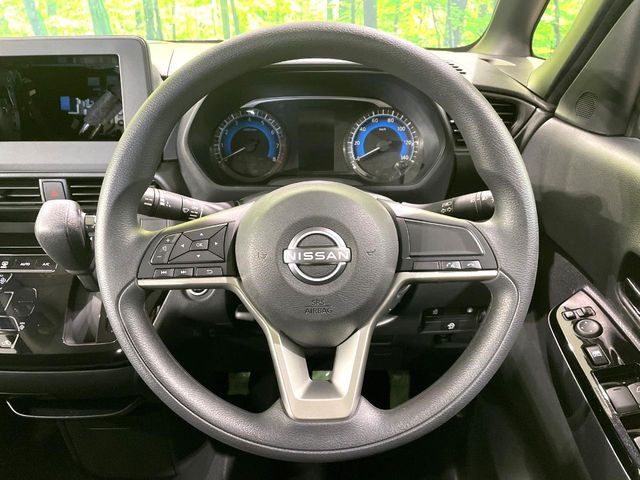 �C���e���A�ɍ��킹���f�U�C���̃X�e�A�����O�́A�^�]�������̂��Ƃ��l���A�^�]���₷���`��A�傫���ł��B�����x�A���ۂɐG���Ă��m���߂��������B