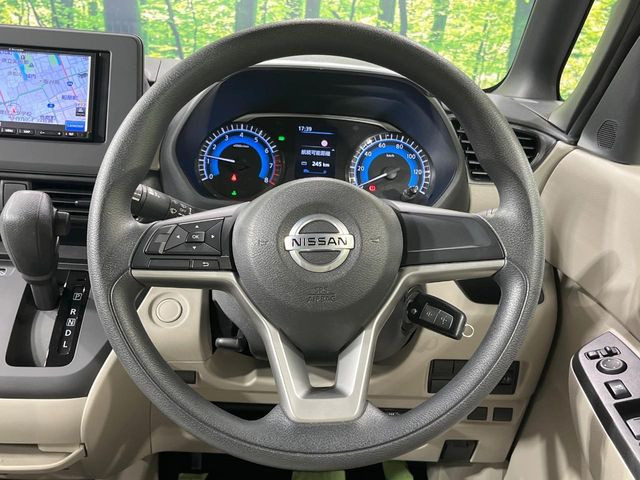 �C���e���A�ɍ��킹���f�U�C���̃X�e�A�����O�́A�^�]�������̂��Ƃ��l���A�^�]���₷���`��A�傫���ł��B�����x�A���ۂɐG���Ă��m���߂��������B