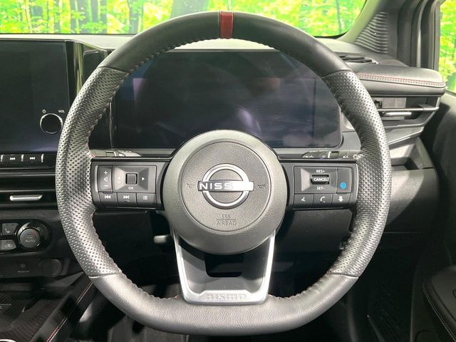 �C���e���A�ɍ��킹���f�U�C���̃X�e�A�����O�́A�^�]�������̂��Ƃ��l���A�^�]���₷���`��A�傫���ł��B�����x�A���ۂɐG���Ă��m���߂��������B