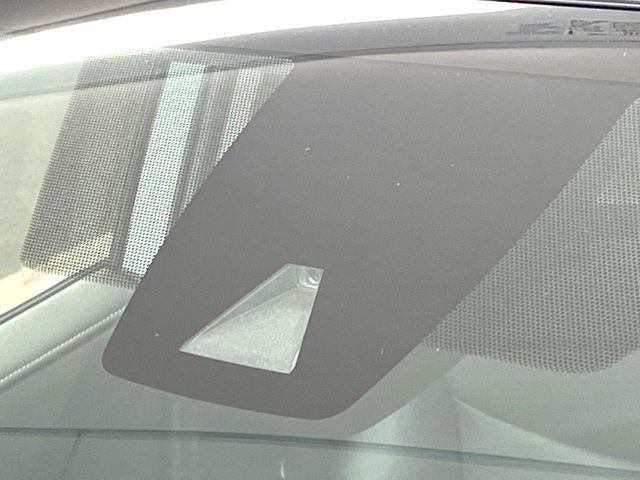 【トヨタセーフティセンス】走行中に前方の車両等を認識し、衝突しそうな時は警報とブレーキで衝突回避と被害軽減をアシスト。より安全にドライブをお楽しみいただけます。