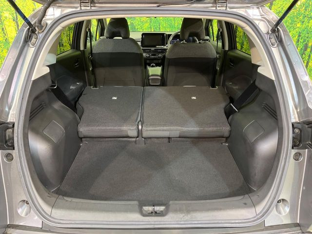 ���i�̂���������ʋ΁A���}���ɏ\���ȉ׎��X�y�[�X���m�ۂ��Ă���܂��B�Z�J���h�V�[�g��|���ƁA�傫�ȉו��̐ύڂ��\�ł���