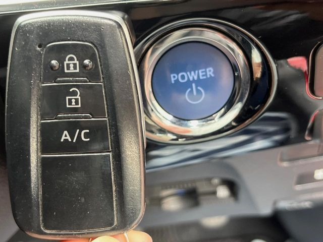 �y�X�}�[�g�L�[�z�J�o����|�P�b�g�ɓ��ꂽ�܂܂ł��h�A�̎{���E�������\�ȃX�}�[�g�L�[�𑕔��B�G���W���̃I���E�I�t�����J�M�����o���K�v����������Ƃ��Ă��֗��ł���