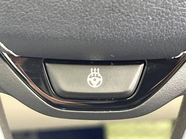 ●ステアリングヒーター:冷えやすい革巻きステアリングを素早く温め、冬場でも快適にハンドル操作が可能です。シートヒーターよりも素早く温まる為、ストレスも減りますね♪