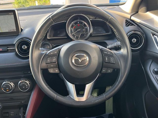 �C���e���A�ɍ��킹���f�U�C���̃X�e�A�����O�́A�^�]�������̂��Ƃ��l���A�^�]���₷���`��A�傫���ł��B�����x�A���ۂɐG���Ă��m���߂��������B