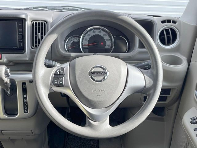 �C���e���A�ɍ��킹���f�U�C���̃X�e�A�����O�́A�^�]�������̂��Ƃ��l���A�^�]���₷���`��A�傫���ł��B�����x�A���ۂɐG���Ă��m���߂��������B