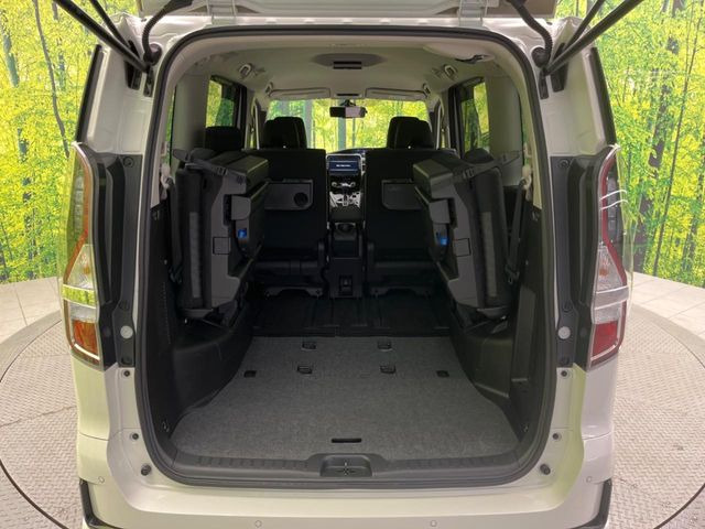 ���i�̂���������ʋ΁A���}���ɏ\���ȉ׎��X�y�[�X���m�ۂ��Ă���܂��B�Z�J���h�V�[�g��|���ƁA�傫�ȉו��̐ύڂ��\�ł���