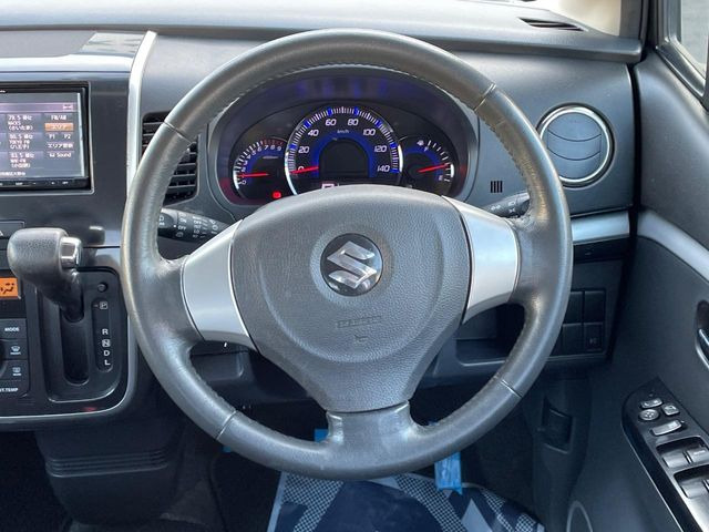 �y�����v�����X�e�A�����O�z�㎿�Ȋv���g�p���邱�ƂŁA��ɂ����������݂ƂĂ��^�]���₷���n���h���ł���