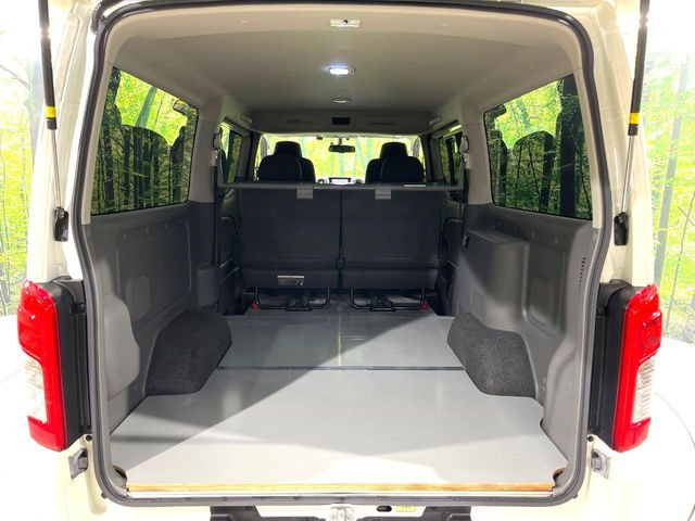 ���i�̂���������ʋ΁A���}���ɏ\���ȉ׎��X�y�[�X���m�ۂ��Ă���܂��B�Z�J���h�V�[�g��|���ƁA�傫�ȉו��̐ύڂ��\�ł���