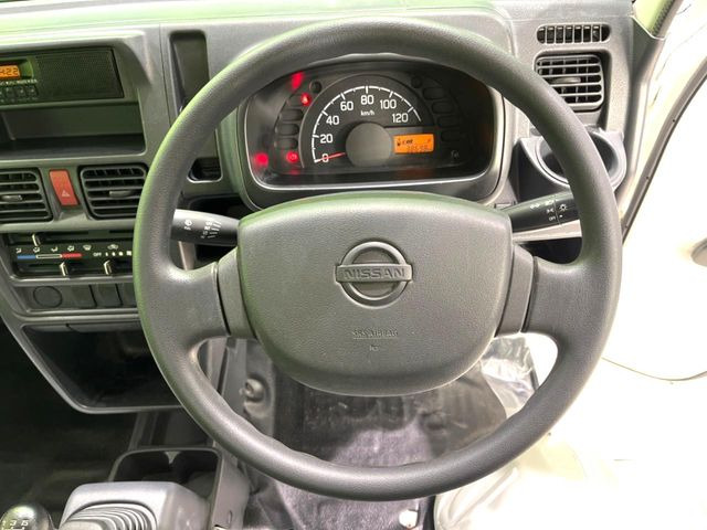 �C���e���A�ɍ��킹���f�U�C���̃X�e�A�����O�́A�^�]�������̂��Ƃ��l���A�^�]���₷���`��A�傫���ł��B�����x�A���ۂɐG���Ă��m���߂��������B