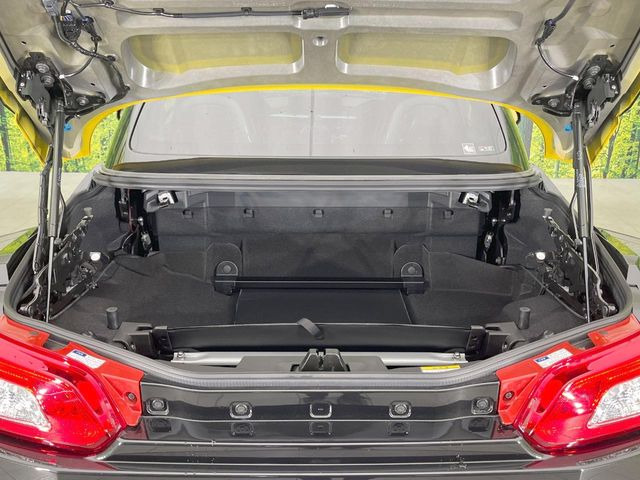 ���i�̂���������ʋ΁A���}���ɏ\���ȉ׎��X�y�[�X���m�ۂ��Ă���܂��B�Z�J���h�V�[�g��|���ƁA�傫�ȉו��̐ύڂ��\�ł���