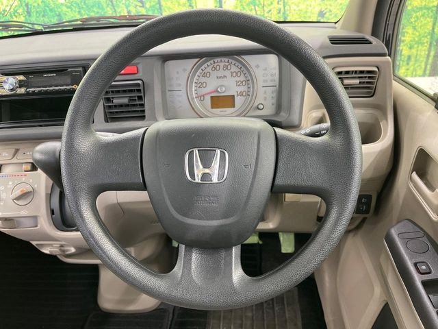 �C���e���A�ɍ��킹���f�U�C���̃X�e�A�����O�́A�^�]�������̂��Ƃ��l���A�^�]���₷���`��A�傫���ł��B�����x�A���ۂɐG���Ă��m���߂��������B