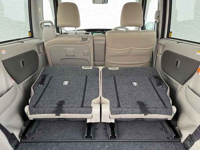 ���i�̂���������ʋ΁A���}���ɏ\���ȉ׎��X�y�[�X���m�ۂ��Ă���܂��B�Z�J���h�V�[�g��|���ƁA�傫�ȉו��̐ύڂ��\�ł���