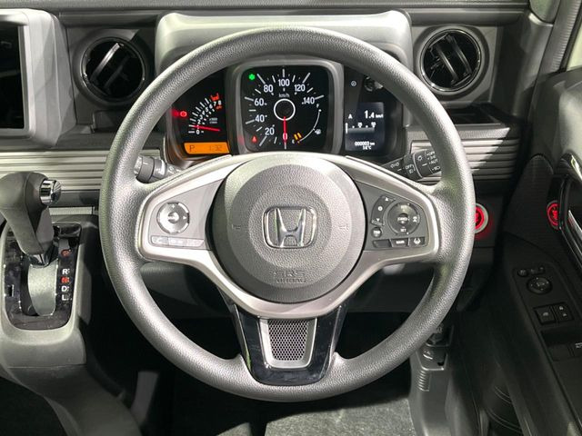 �C���e���A�ɍ��킹���f�U�C���̃X�e�A�����O�́A�^�]�������̂��Ƃ��l���A�^�]���₷���`��A�傫���ł��B�����x�A���ۂɐG���Ă��m���߂��������B