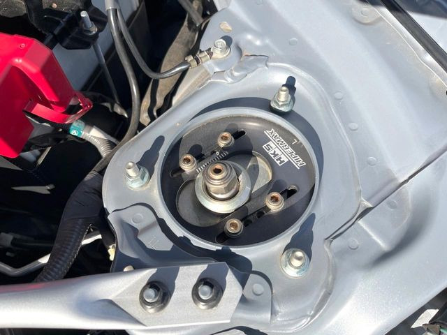 �y�ԍ����z�ԍ����Ⴍ�Ȃ�A�X�^�C���b�V���Ȍ����ڂƂȂ��Ă���܂��B�ԗ��̏d�S�������鎖�ŁA���s���̈��萫�����サ�܂���