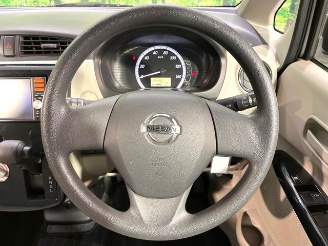 �C���e���A�ɍ��킹���f�U�C���̃X�e�A�����O�́A�^�]�������̂��Ƃ��l���A�^�]���₷���`��A�傫���ł��B�����x�A���ۂɐG���Ă��m���߂��������B