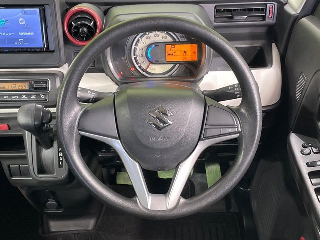 �C���e���A�ɍ��킹���f�U�C���̃X�e�A�����O�́A�^�]�������̂��Ƃ��l���A�^�]���₷���`��A�傫���ł��B�����x�A���ۂɐG���Ă��m���߂��������B