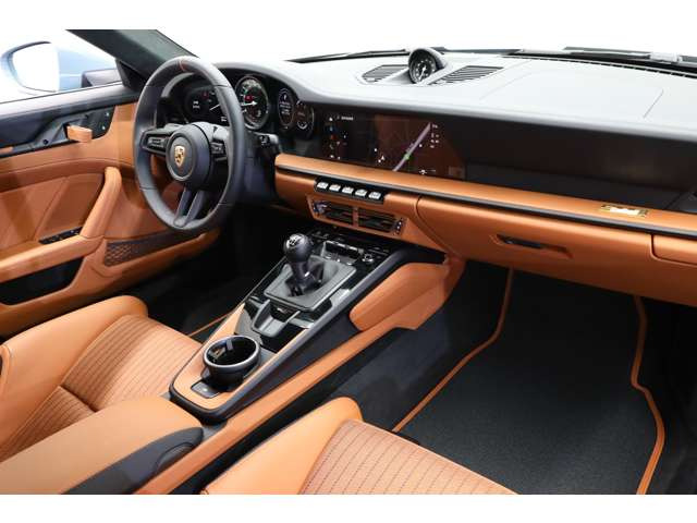 60 Years 911 �w���e�[�W�f�U�C���p�b�P�[�W&rdquo;��Z�������ʂ�992 S/T�B�N���V�b�N911�̈ӏ������_���ɏ��؂������O���́A���胂�f���Ȃ�ł͂̑��݊�������܂��B�R���N�V�����ɂ���������1��B