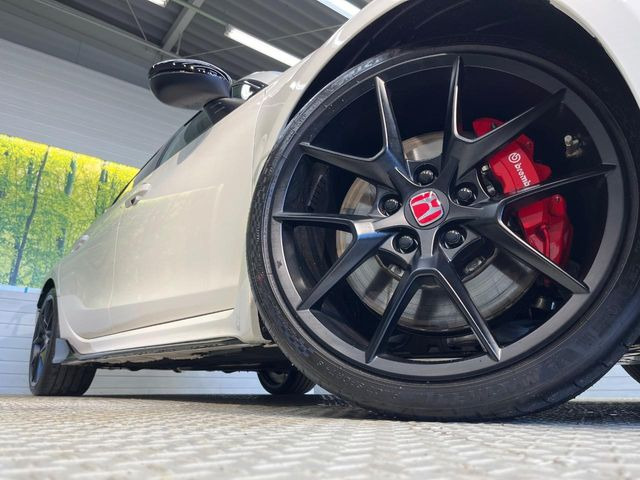 �y����19�C���`�A���~�z�C�[���z�O�ςɃ}�b�`���������A���~�z�C�[���𑕒����Ă���܂��B�e��ЊO�A���~�z�C�[����A�X�^�b�h���X�^�C�����戵�����Ă���܂��B���񂲑��k����������