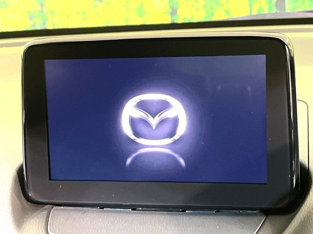 【マツダコネクト】車内の雰囲気にマッチした一体型タイプのディスプレイ。各種車輌設定やBluetooth再生等、様々な機能が楽しめます。専用SDカードのご購入で、ナビ機能も使用出来ます。