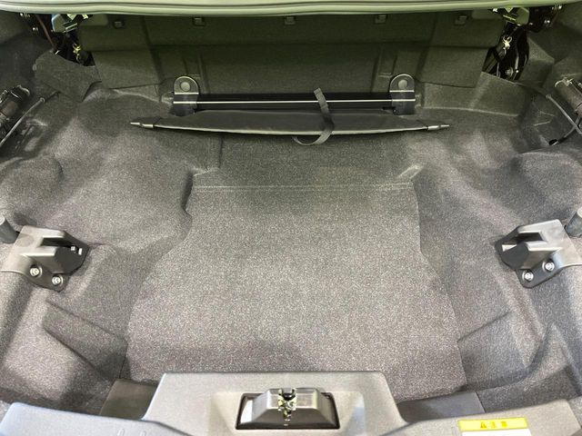 ���i�̂���������ʋ΁A���}���ɏ\���ȉ׎��X�y�[�X���m�ۂ��Ă���܂��B�Z�J���h�V�[�g��|���ƁA�傫�ȉו��̐ύڂ��\�ł���