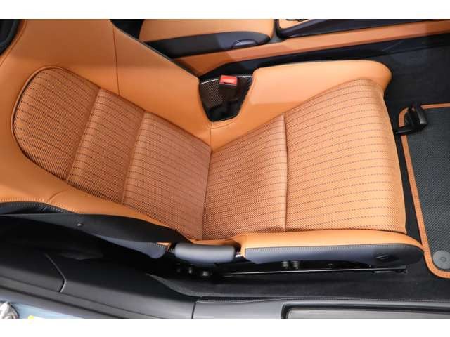 60 Years 911 �w���e�[�W�f�U�C��PKG�ɁA�J�[�{���t���o�P�b�g�V�[�g��g�ݍ��킹�����ʎd�l��992 S/T�B