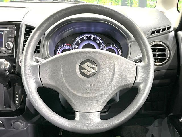 �C���e���A�ɍ��킹���f�U�C���̃X�e�A�����O�́A�^�]�������̂��Ƃ��l���A�^�]���₷���`��A�傫���ł��B�����x�A���ۂɐG���Ă��m���߂��������B