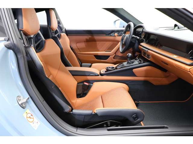 S/T�̌y�ʁENA 4.0L�E6MT�����ݏo���s���A�h���C�r���O�ɁA&ldquo;60 Years 911 �w���e�[�W�f�U�C��PKG&rdquo;������邱�ƂŁA����ƃN���V�b�N�̐��E�ς𗼗��������ʎd�l�ԂւƐi���B�s�ꗬ�ʂ̏��Ȃ��M�d�Ȍ̂ł�