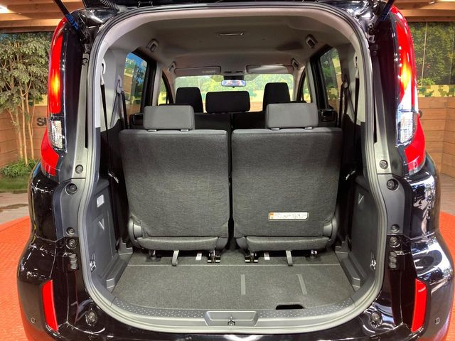 ���i�̂���������ʋ΁A���}���ɏ\���ȉ׎��X�y�[�X���m�ۂ��Ă���܂��B�Z�J���h�V�[�g��|���ƁA�傫�ȉו��̐ύڂ��\�ł���