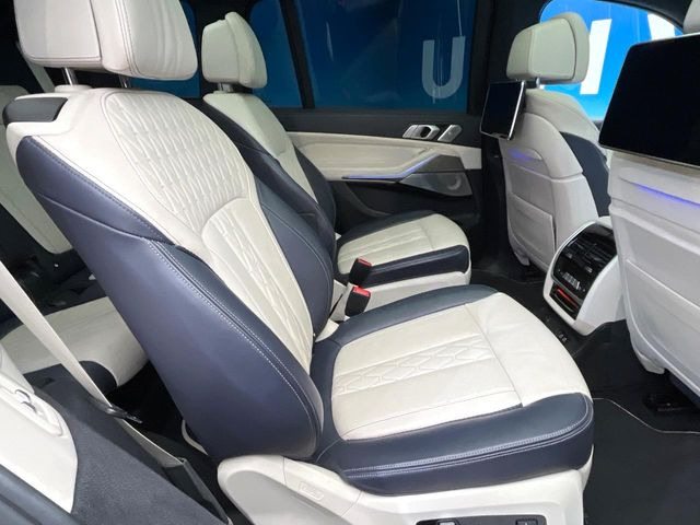 ●後部座席も気になるようなキズ・汚れやへたり等、大きなダメージはなく、良好な状態です。