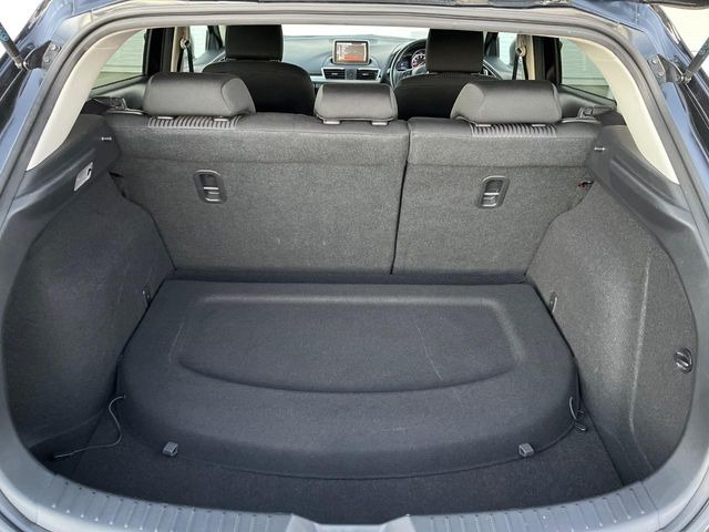 ���i�̂���������ʋ΁A���}���ɏ\���ȉ׎��X�y�[�X���m�ۂ��Ă���܂��B�Z�J���h�V�[�g��|���ƁA�傫�ȉו��̐ύڂ��\�ł���