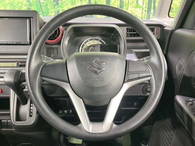 �C���e���A�ɍ��킹���f�U�C���̃X�e�A�����O�́A�^�]�������̂��Ƃ��l���A�^�]���₷���`��A�傫���ł��B�����x�A���ۂɐG���Ă��m���߂��������B