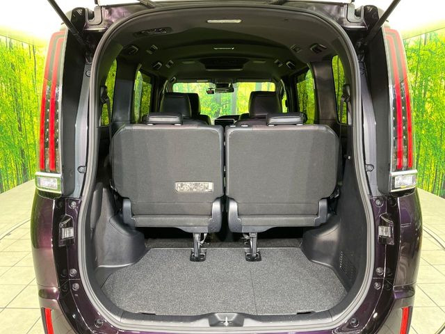 ���i�̂���������ʋ΁A���}���ɏ\���ȉ׎��X�y�[�X���m�ۂ��Ă���܂��B�Z�J���h�V�[�g��|���ƁA�傫�ȉו��̐ύڂ��\�ł���