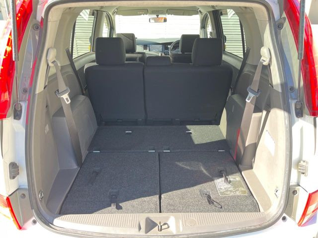 ���i�̂���������ʋ΁A���}���ɏ\���ȉ׎��X�y�[�X���m�ۂ��Ă���܂��B�Z�J���h�V�[�g��|���ƁA�傫�ȉו��̐ύڂ��\�ł���