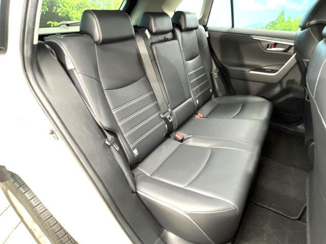 後部座席も気になるようなキズ・汚れやへたり等、大きなダメージはなく、良好な状態です。