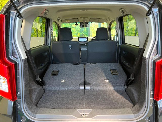 ���i�̂���������ʋ΁A���}���ɏ\���ȉ׎��X�y�[�X���m�ۂ��Ă���܂��B�Z�J���h�V�[�g��|���ƁA�傫�ȉו��̐ύڂ��\�ł���