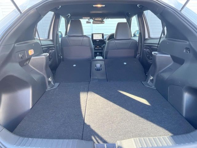 ���i�̂���������ʋ΁A���}���ɏ\���ȉ׎��X�y�[�X���m�ۂ��Ă���܂��B�Z�J���h�V�[�g��|���ƁA�傫�ȉו��̐ύڂ��\�ł���